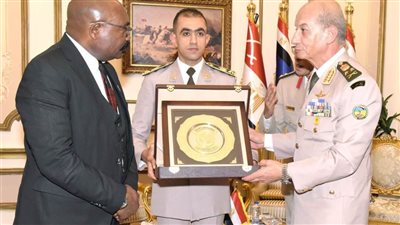 وزير الدفاع يلتقي نظيره الزامبي لبحث التعاون العسكري المشترك