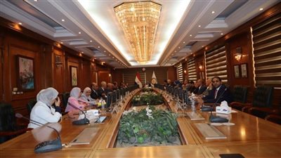 وزير التعليم العالي يستعرض تقريرًا عن اجتماع المجلس الأعلى لشئون الدراسات العليا والبحوث (صور)