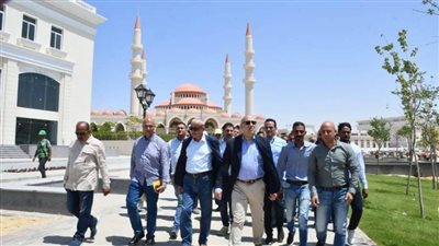 وزير الإسكان يتفقد مشروعات 