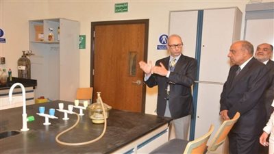  وزير قطاع الأعمال يتفقد وحدات علوم المواد وتحليل البيانات واختبار العينات الصناعية (صور)