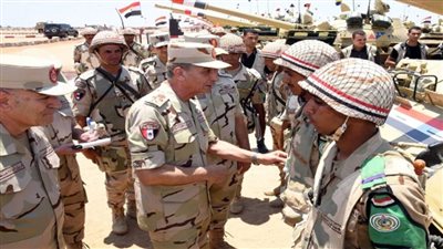 وزير الدفاع يشهد إجراءات تفتيش الحرب لإحدى تشكيلات الجيش الثاني الميداني (صور)
