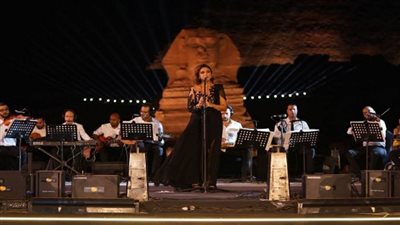 بالصور.. أنغام تحيي حفلا في الصوت والضوء بحضور من مختلف الجنسيات