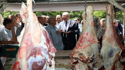 وزير الزراعة يتفقد المنافذ التابعة للوزارة ويوجه بتوفير السلع بالأسعار المخفضة للمواطنين (صور)