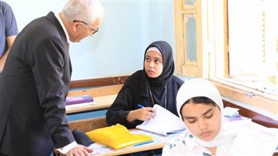 وزير التعليم ومحافظ السويس يتفقدان لجان امتحانات الثانوية العامة بالمحافظة