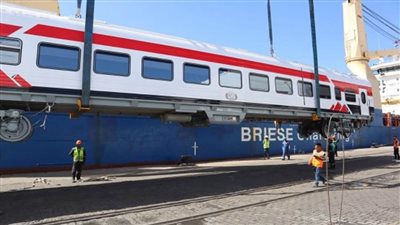 وصول 15 عربة درجة ثالثة مكيفة جديدة من المجر إلى ميناء الإسكندرية (صور)