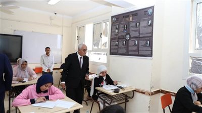 الدكتور رضا حجازى يطمئن من الطلاب على مستوى الامتحان.. ويؤكد على تظليل الإجابة فى البابل شيت مباشرة 