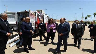 رئيس الوزراء يشهد اصطفاف 20 مركزا تكنولوجيا متنقلا لتقديم الخدمات الحكومية (صور)