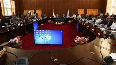 وزير الإسكان ومحافظ البحر الأحمر يتابعان موقف خدمات مياه الشرب والصرف والمشروعات التنموية بالمحافظة (صور)