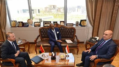 وزير الإسكان يتسلم دعوة نظيره الأنجولي لزيارة بلاده لتعزيز التعاون