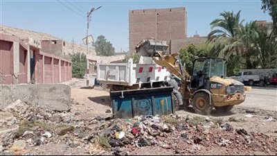 انطلاق حملات نظافة ورفع تجمعات القمامة بالغنايم والبدارى وأبنوب بأسيوط