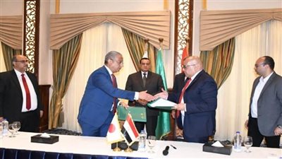 وزير التنمية المحلية يوقّع عقود إنشاء مصنع أجنبي في أول منطقة استثمارية بالفيوم (صور)