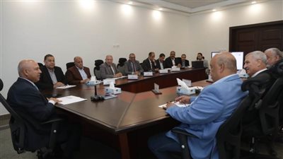 وزير النقل يعقد اجتماعا مع  رؤساء  الشركات المصنعة للفلنكات الخرسانية والمصنعة للحديد والكابلات