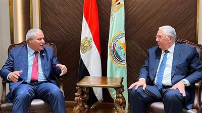 وزير الزراعة يبحث مع مسئولي 