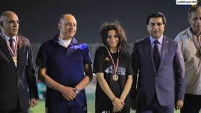 وزير الطيران المدني ورئيس اتحاد الميني فوتبول يتوجان إيروسبورت بدرع الدوري للسيدات