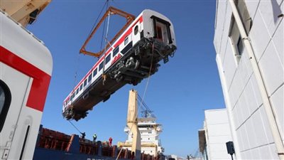 مصر تستقبل 15 عربة درجة ثالثة مكيفة جديدة قادمة من المجر (صور)
