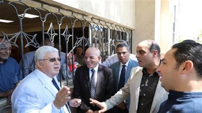 وزير التعليم العالي يتفقد أعمال مكتب التنسيق الرئيسي بجامعة عين شمس (صور)