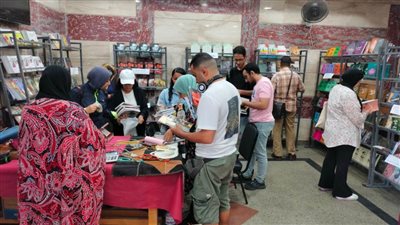 إقبال متزايد على معرض الكتاب والحرف اليدوية لقصور الثقافة بالإسكندرية 