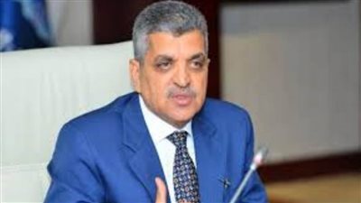 أسامة ربيع يكشف ملابسات غرق قاطرة في قناة السويس