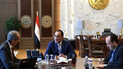 رئيس الوزراء يتابع مع وزير الاتصالات عددا من مشروعات وملفات عمل الوزارة (صور)