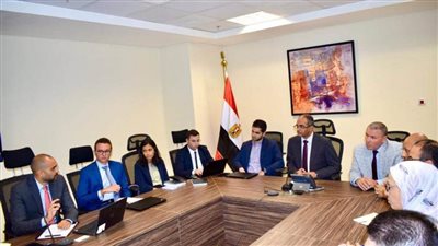 نائب وزير الإسكان يجتمع مع ممثلي صندوق مصر السيادي لمناقشة الخدمات الاستشارية الخاصة بطرح تنفيذ بعض محطات تحلية المياه