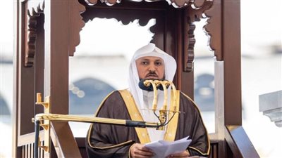 إمام المسجد الحرام يتعرض لوعكة صحية والسديس يؤم المصلين بدلا منه (فيديو)