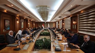 وزير التعليم العالي يستعرض تقريرًا عن اجتماع المجلس الأعلى لشئون الدراسات العليا والبحوث (صور)