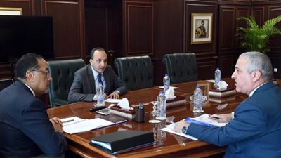 رئيس الوزراء يستعرض مع رئيس الهيئة الوطنية للصحافة عددا من أنشطة الهيئة (صور)