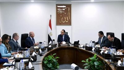 رئيس الوزراء يستعرض خطة تطوير النقل النهري