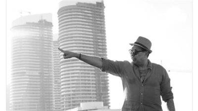 حكيم يروج لحفله في العلمين (صور)