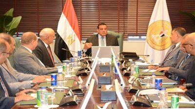 وزير التنمية المحلية يتابع مع عدد من قيادات الوزارة البرامج والمشروعات التنموية والخدمية على أرض المحافظات (صور)