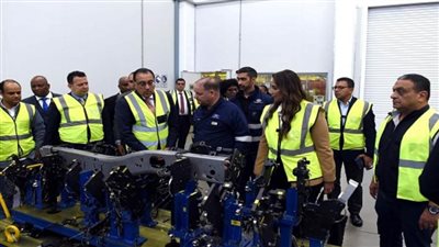 رئيس الوزراء يتفقد مركز تحديث صناعة السيارات ومجموعة لمصانع السيارات بجنوب إفريقيا (صور)