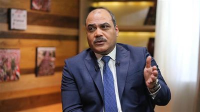 محمد الباز: بيع الدولار في السوق السوداء خيانة عظمى