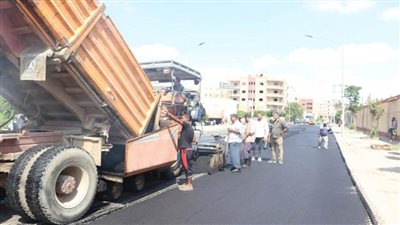 استمرار أعمال تطوير ورفع كفاءة الطرق بمدينة السادات (صور)