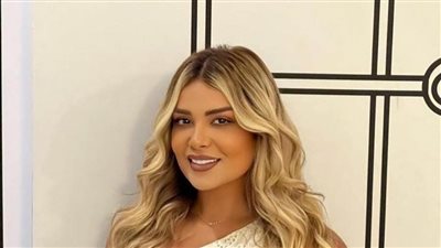 مادلين مطر تخطف الانظار بصيحة الكتف الواحد