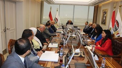  وزير قطاع الأعمال العام يناقش المخطط العام للتدريب (صور)