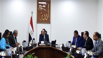 رئيس الوزراء يتابع مع وزير التموين جهود توفير السلع الأساسية للمواطنين