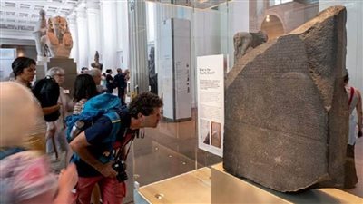 زاهي حواس: حجر رشيد بقاله 200 سنة في لندن ومكانه الأساسي المتحف المصري