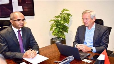 نائب وزير الإسكان يستقبل مجموعة من مسئولي الشركات المتخصصة بمجال معالجة الصرف والحمأة وتحلية المياه (صور)