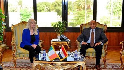 وزير الطيران يلتقي سفيرة أيرلندا بالقاهرة لتعزيز أوجه التعاون 