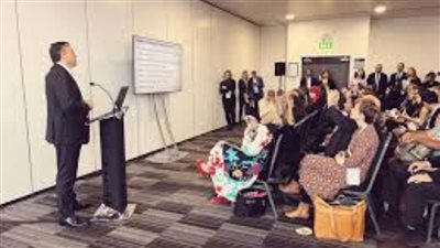 وزير الآثار يلتقي السائحين ويطالبهم بتشجيع أصدقائهم وعائلاتهم على زيارة مصر