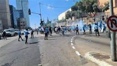 150 مصابا.. اشتباكات عنيفة بين شرطة الاحتلال وإريتريين في تل أبيب