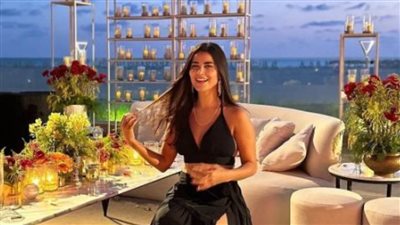 بإطلالة مثيرة .. رانيا منصور تخطف الأنظار بفستان أسود مكشوف