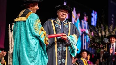  جامعة إيست لندن تمنح الدكتوراه الفخرية لوزير التعليم العالي تقديرًا لتاريخه العلمي