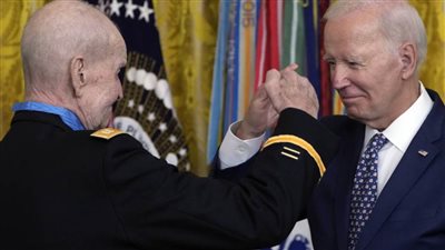 خلال رحلة فيتنام.. هفوات كارثية من بايدن تثير المخاوف حول صحته العقلية