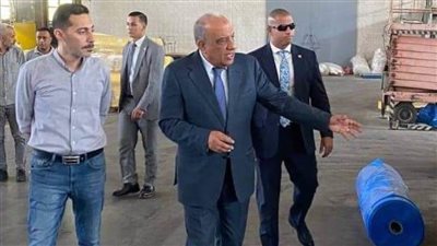وزير قطاع الأعمال العام يتفقد مصانع شركة العبوات والمستلزمات الطبية