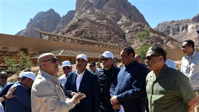 رئيس الوزراء يتفقد مشروع مركز الزوار الجديد بميدان الوادي المقدس في سانت كاترين