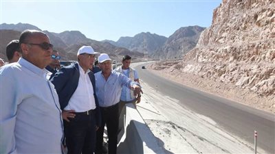  رئيس الوزراء يتفقد أعمال تطوير ورفع كفاءة طريق دهب-نويبع