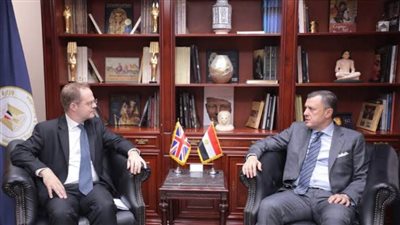 وزير السياحة يبحث مع مسئول بريطاني زيادة رحلات الطيران بين البلدين