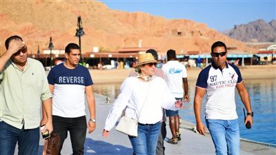وزيرة البيئة تتفقد الإلتزام باشتراطات ممارسة الأنشطة البحرية بشواطئ شرم الشيخ للحفاظ على التنوع البيولوجي