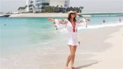 نانسي عجرم تمزج بين الأنوثة والإثارة أمام شاطئ البحر